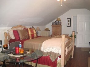 582 Greenwood Ave NE, Unit Garage Apartment in Atlanta, GA - Building Photo - Building Photo