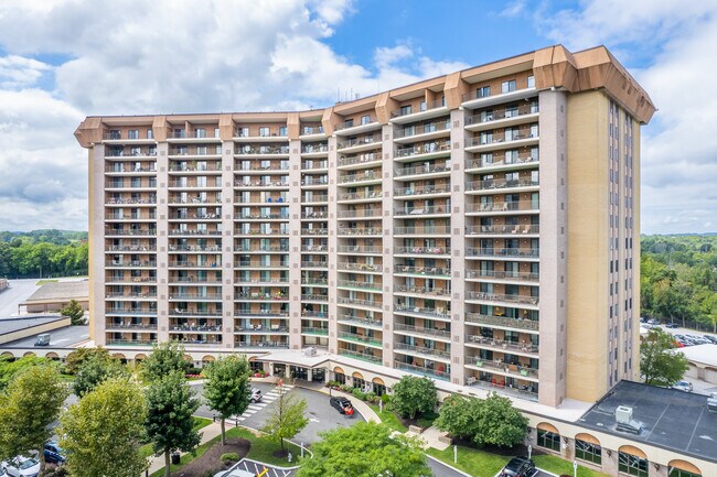 Valley Forge Towers West in King of Prussia, PA - Foto de edificio - Building Photo