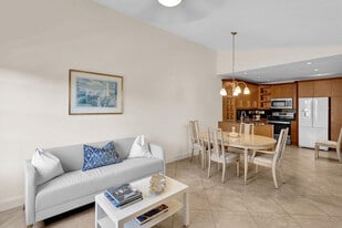 121 Waterside Dr in Hypoluxo, FL - Building Photo