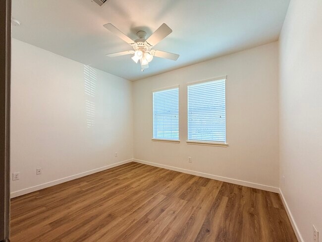 property at 2802 Ridgeglen Ln