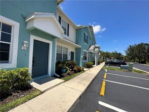 3627 Pine Oak Cir in Ft. Myers, FL - Building Photo - Building Photo