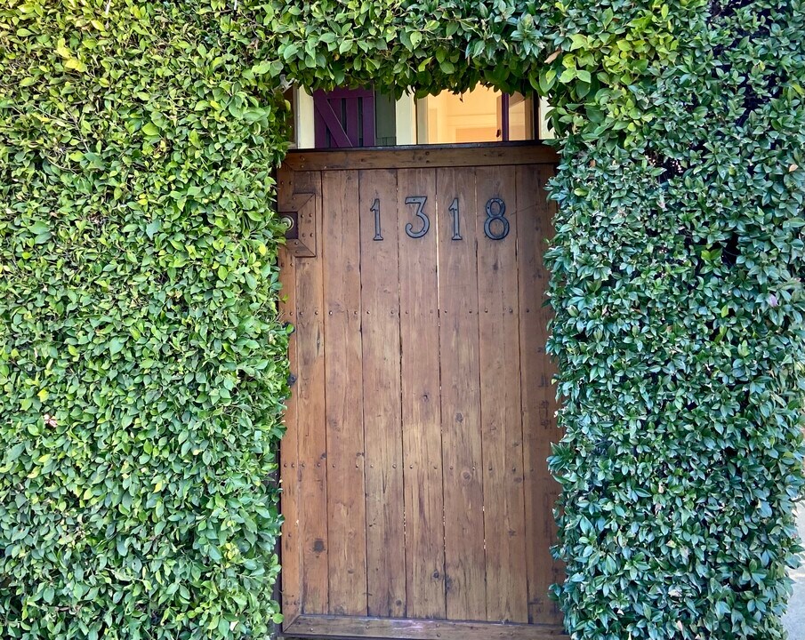 1318 N McCadden Pl, Unit 1318.5 in Los Angeles, CA - Building Photo