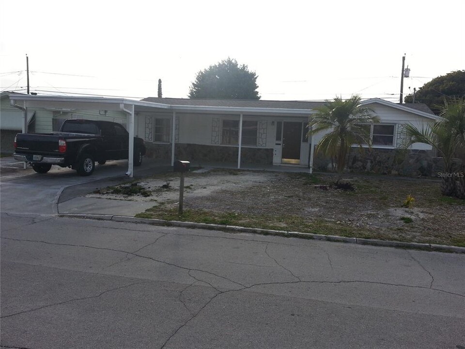 3535 Cantrell St in New Port Richey, FL - Foto de edificio