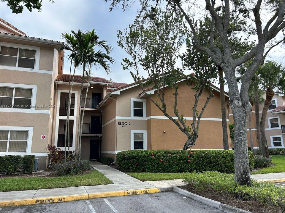 8977 Wiles Rd in Coral Springs, FL - Building Photo