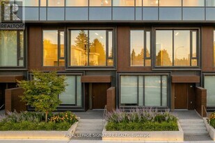 448 Burnhamthorpe Rd W in Mississauga, ON - Building Photo