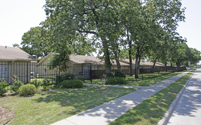 Creekside Villas Apartments in Dallas, TX - Building Photo - Building Photo