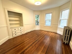 11 E Milton Rd, Unit #1 in Brookline, MA - Foto de edificio - Building Photo