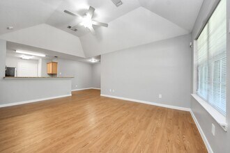 1324 S Johnson St in Alvin, TX - Building Photo - Building Photo