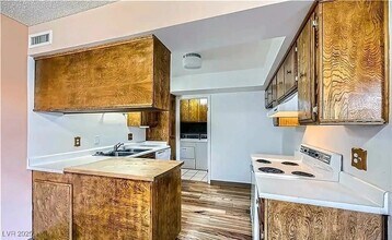 3045 Pinehurst Dr in Las Vegas, NV - Building Photo - Building Photo