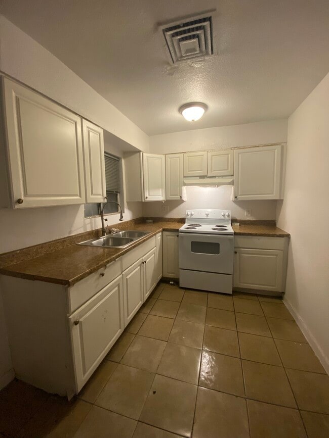 2821 Stewart Ave, Unit 2821 Stewart Ave unit 3