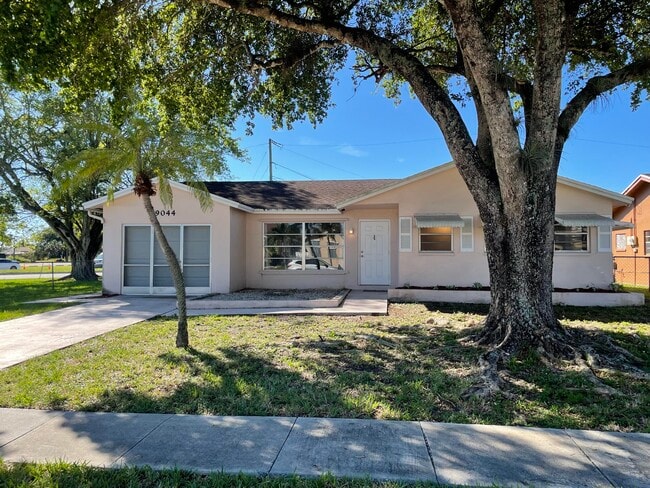 9044 SW 1st Dr in Boca Raton, FL - Building Photo - Building Photo
