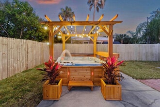 10546 53rd Ave N in St. Petersburg, FL - Foto de edificio - Building Photo