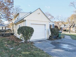 64 Truman Rd in Newton, MA - Foto de edificio - Building Photo