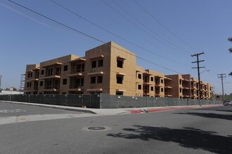 The Metro at Compton Senior Apartments in Compton, CA - Foto de edificio - Building Photo