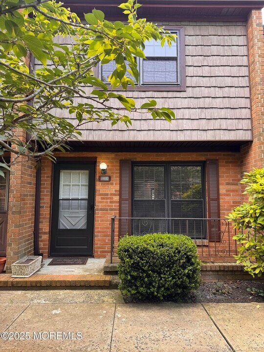 321 Spring St in Red Bank, NJ - Foto de edificio