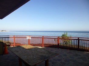 6743 Del Playa Dr in Goleta, CA - Foto de edificio - Building Photo