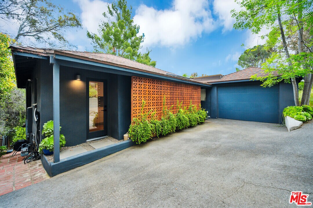 380 Tamarac Dr in Pasadena, CA - Building Photo