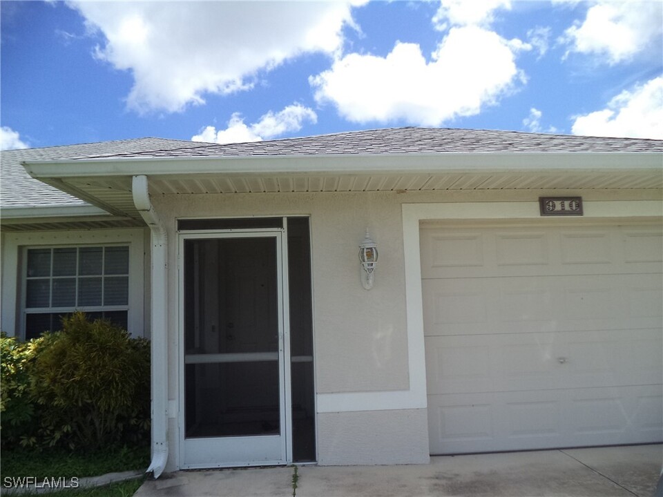 910 SE 13th Terrace in Cape Coral, FL - Foto de edificio