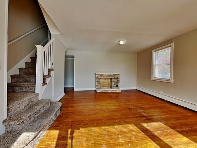 7402 School Ave in Dundalk, MD - Foto de edificio - Building Photo