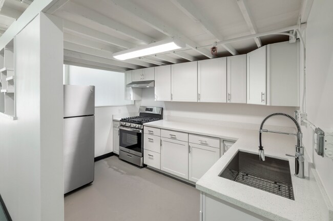6221 Hollis St in Emeryville, CA - Building Photo - Building Photo