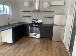 13441 Erwin St, Unit C in Los Angeles, CA - Foto de edificio - Building Photo