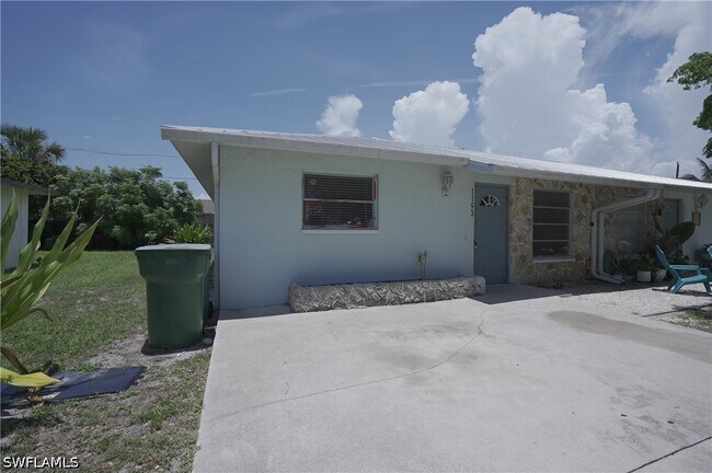 1193 S Alhambra Cir in Naples, FL - Building Photo - Building Photo
