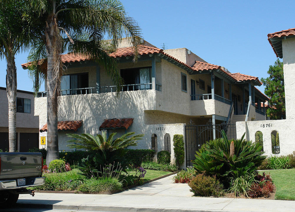 Hoyt Circle Apartments in Huntington Beach, CA - Building Photo