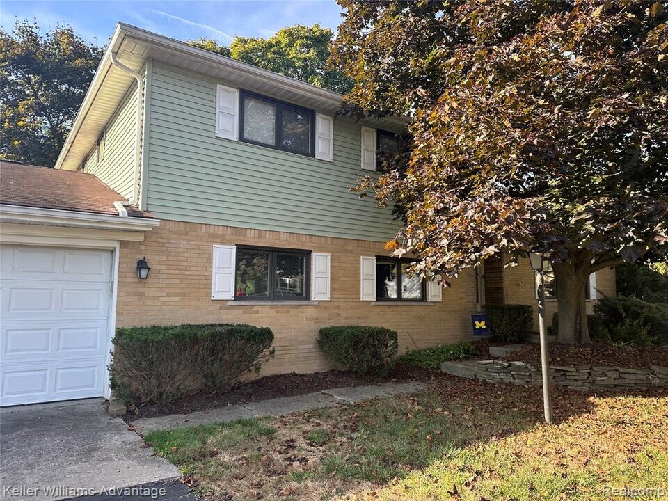 5529 Pembury Ln in West Bloomfield Township, MI - Building Photo