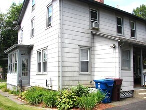 393 Plainville Ave in Farmington, CT - Foto de edificio - Building Photo