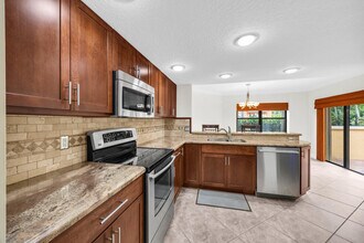 6 Uno Lago Dr in North Palm Beach, FL - Building Photo - Building Photo