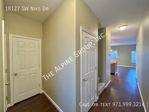 18127 SW Niks Dr in Beaverton, OR - Building Photo - Building Photo