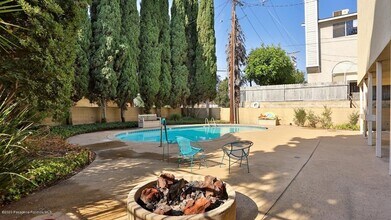 1200 W Huntington Dr in Arcadia, CA - Foto de edificio - Building Photo
