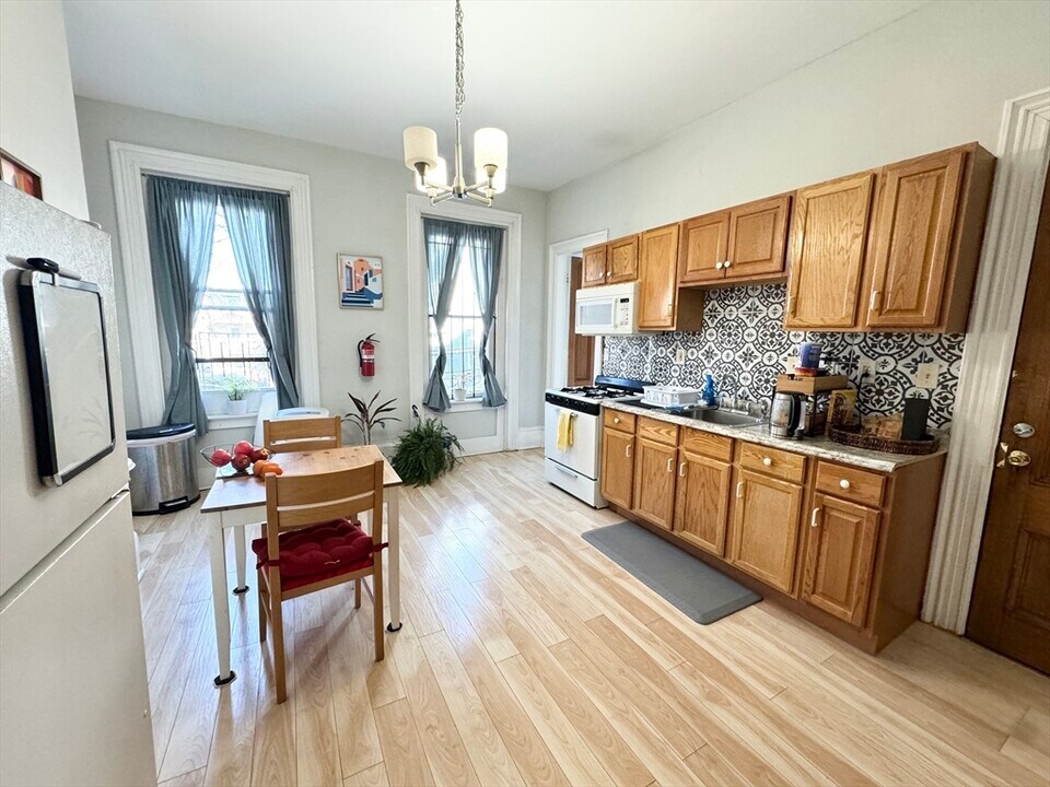 94 Mount Pleasant Ave, Unit 1 in Boston, MA - Foto de edificio
