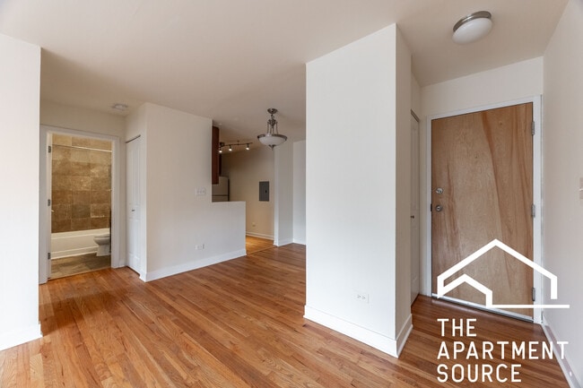 628 W Wrightwood Ave, Unit 218 in Chicago, IL - Foto de edificio - Building Photo