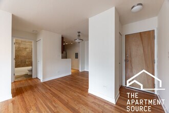 628 W Wrightwood Ave, Unit 215 in Chicago, IL - Building Photo - Building Photo