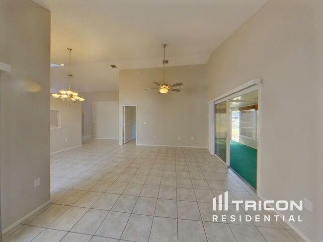 4022 37th St Ct W in Bradenton, FL - Building Photo - Building Photo