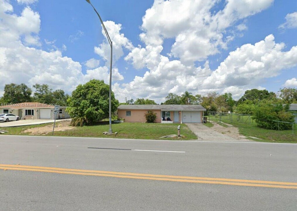 921 Joel Blvd in Lehigh Acres, FL - Foto de edificio