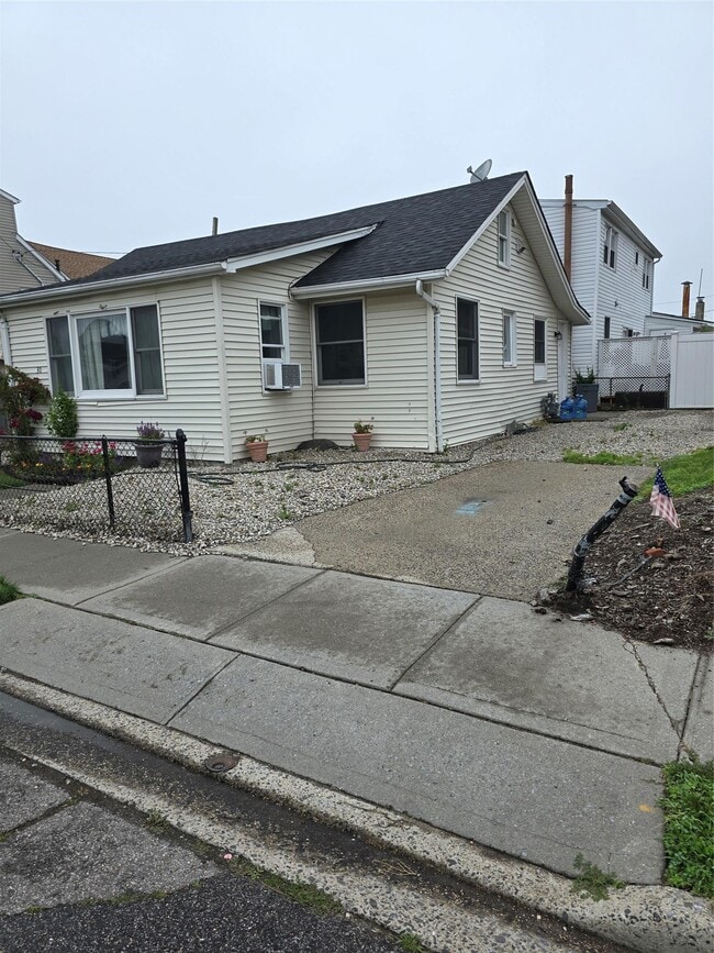 30 Julian Pl in Island Park, NY - Building Photo - Building Photo