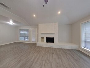 120 WoodCrest Dr in League City, TX - Foto de edificio - Building Photo