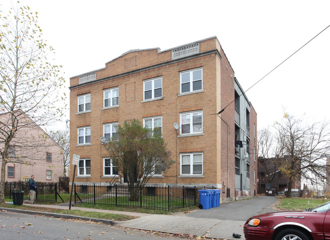 108-110 Clark St in Hartford, CT - Foto de edificio - Building Photo