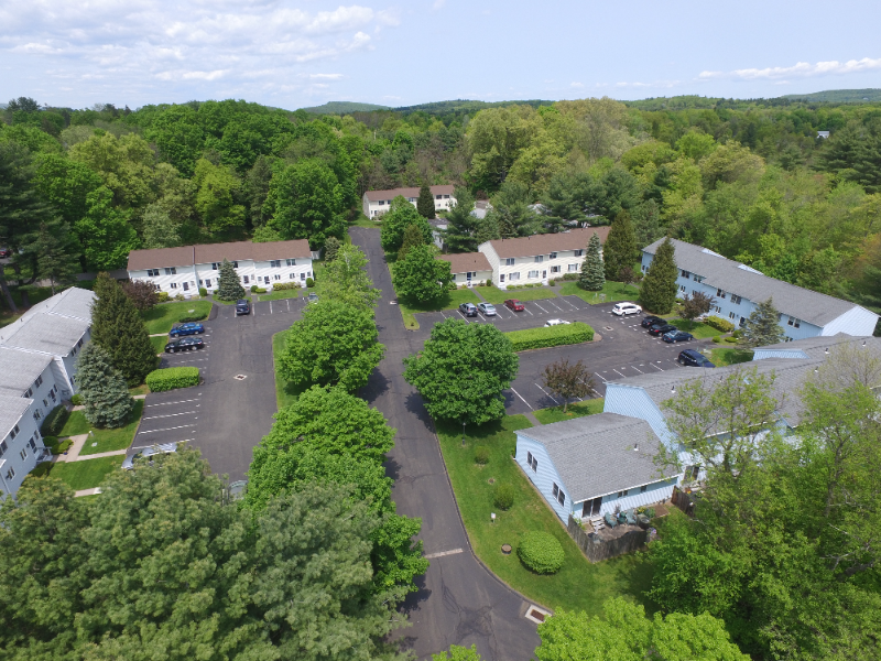 1 Meadow Gate Rd in Granby, CT - Foto de edificio