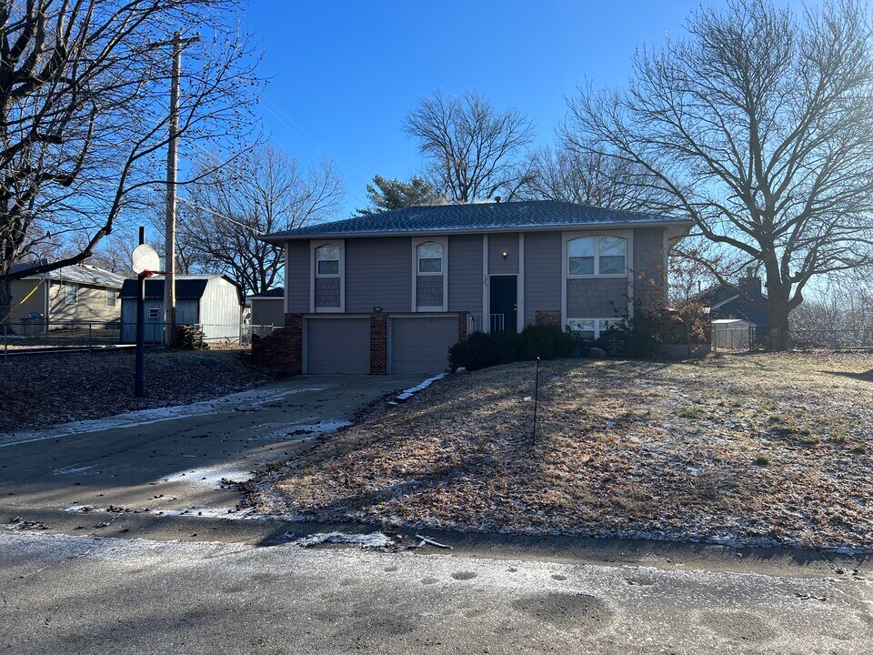 1800 SE Abbey St in Blue Springs, MO - Building Photo