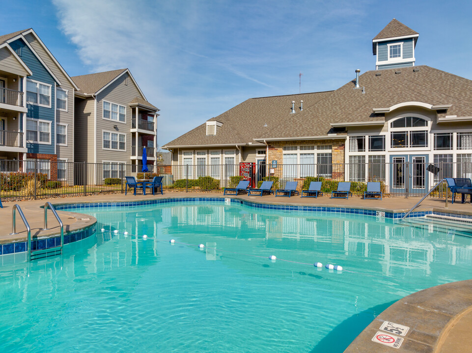 Fountain Lake Apartments in Edmond, OK - Foto de edificio