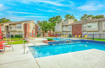 Atlas at Foresthaven in Baton Rouge, LA - Foto de edificio - Building Photo