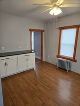 33 New St, Unit Half a duplex in Mapleville, RI - Foto de edificio - Building Photo