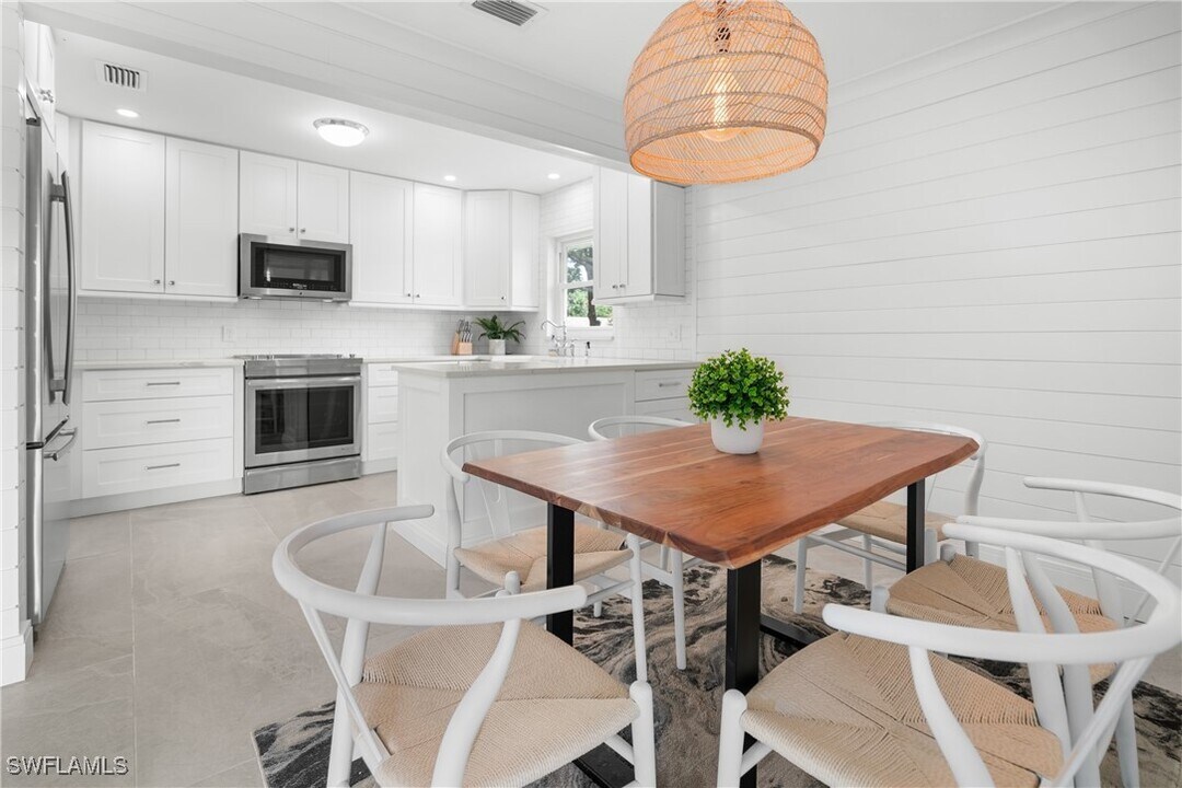 250 Lanchester Ct in Naples, FL - Building Photo