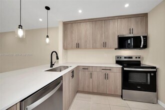 7732 Camino Real in Miami, FL - Foto de edificio - Building Photo