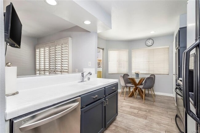 5455 Sylmar Ave in Los Angeles, CA - Building Photo - Building Photo