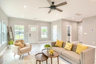 North Oak Cliff home 2 miles from Bishop A in Dallas, TX - Building Photo - Building Photo