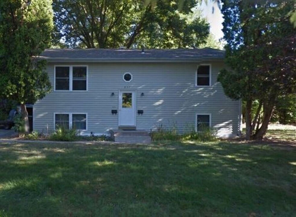 837 1/2 N Summit St in Iowa City, IA - Building Photo